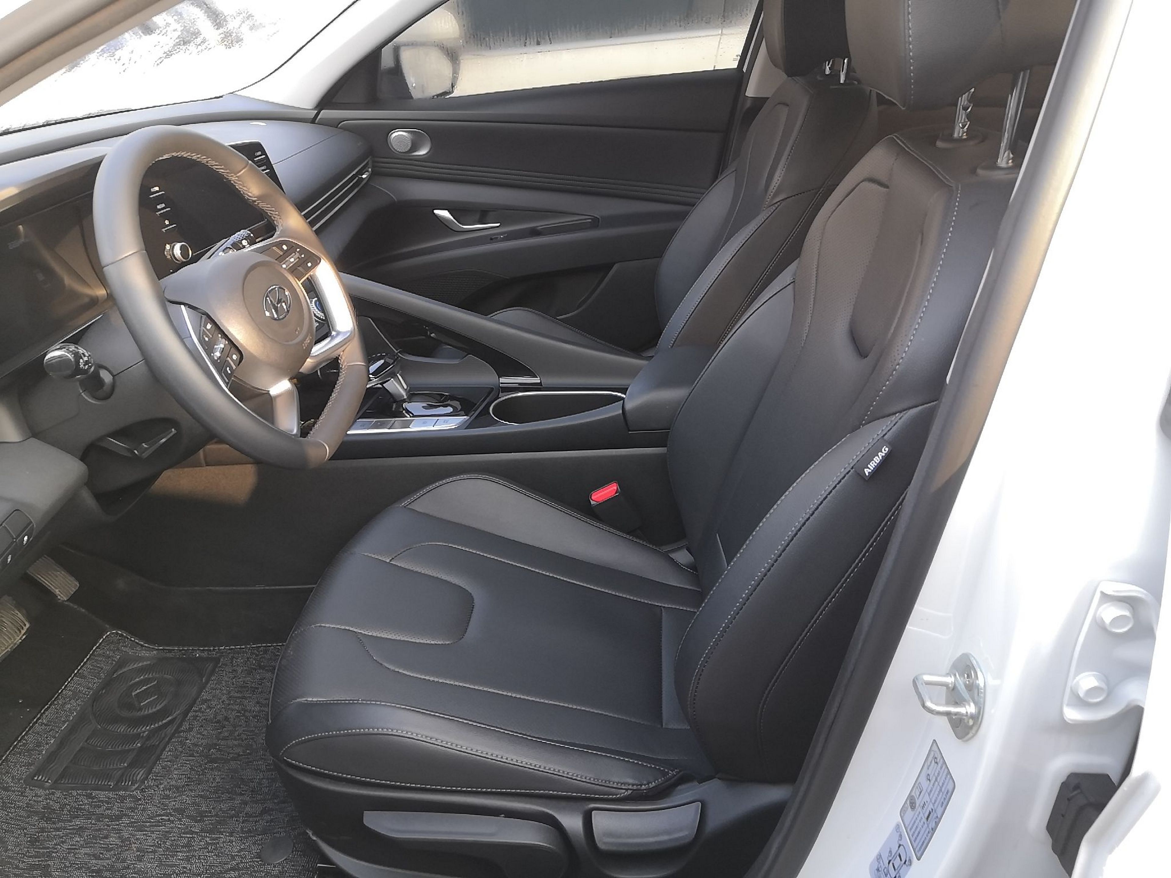 Переднее сиденье в автомобиле