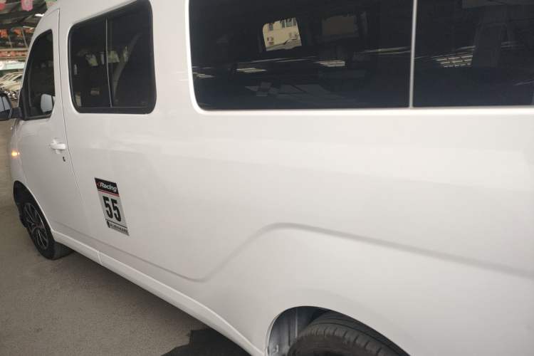 Used Wuling Yangguang 2024 300km Comfort-Grade Passenger Van 60kW
