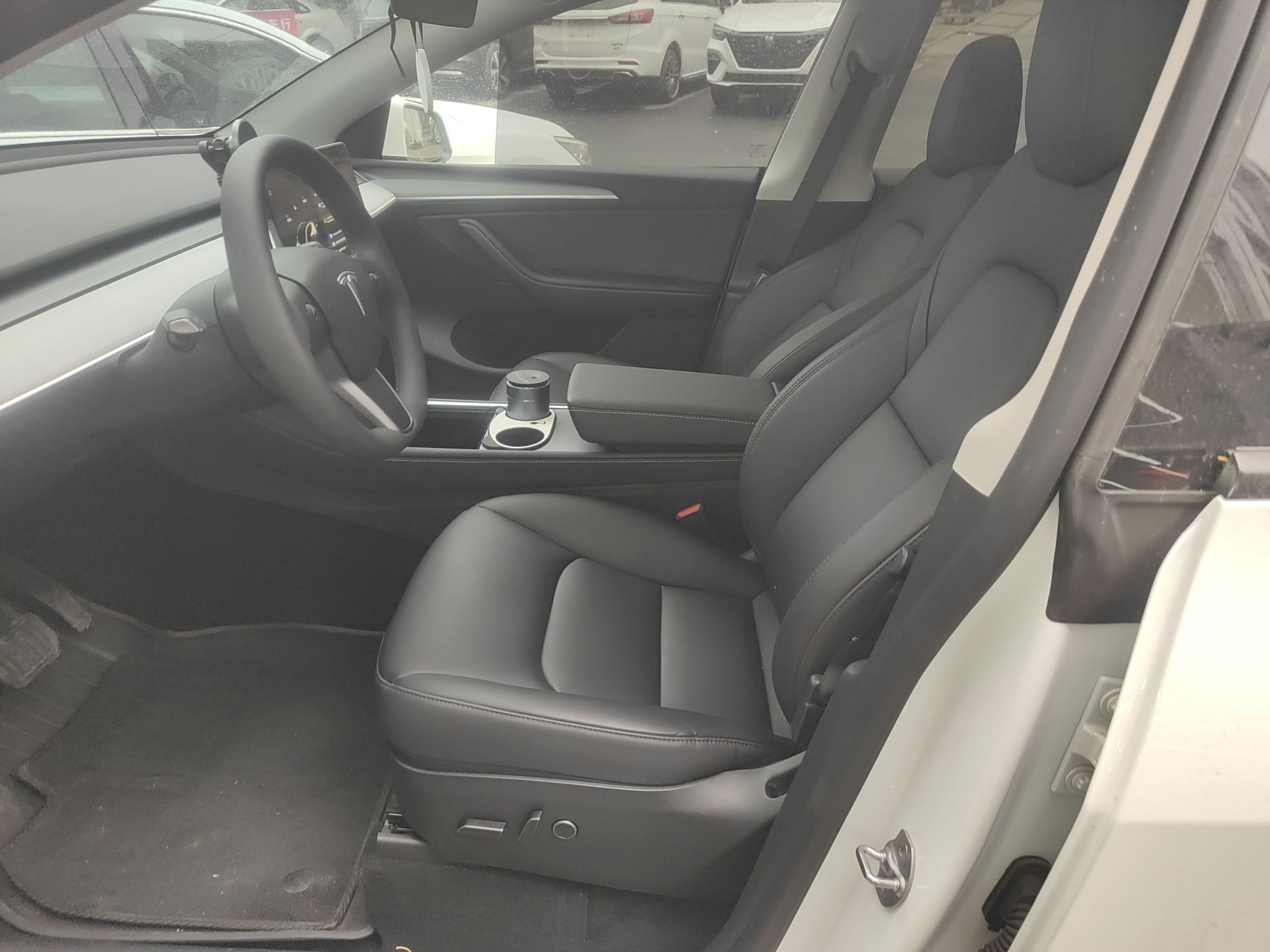 Переднее сиденье в автомобиле