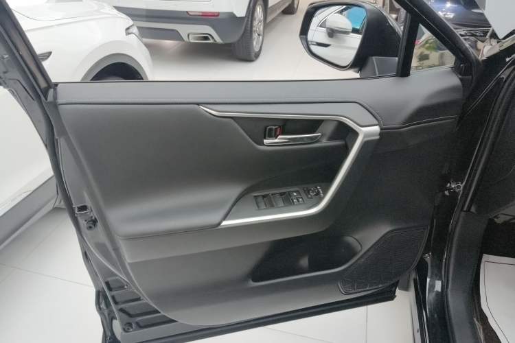 Used Toyota RAV4 2023 2.0L CVT Two-Wheel Drive Fashion Plus Edition
