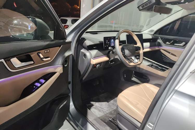 Used Chery Tiggo 8 L 2024 2.0T Two-Wheel Drive Prestige Version 5 Seats
