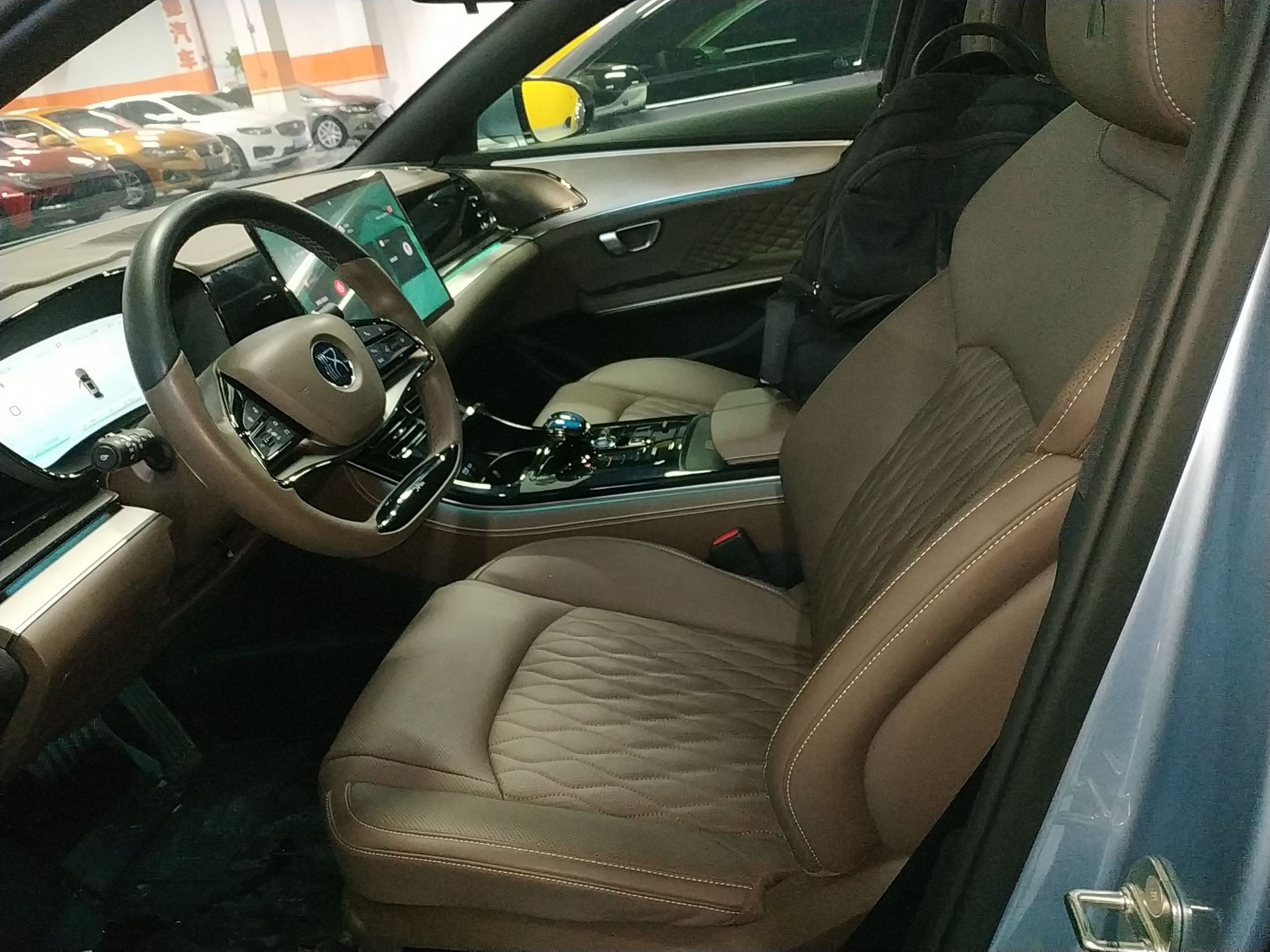 المقاعد الأمامية داخل السيارة