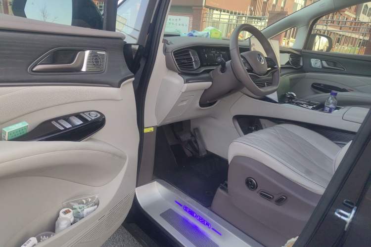 Used Denza D9 2022 DM-i 970 Four-Wheel Drive Prestige Model
