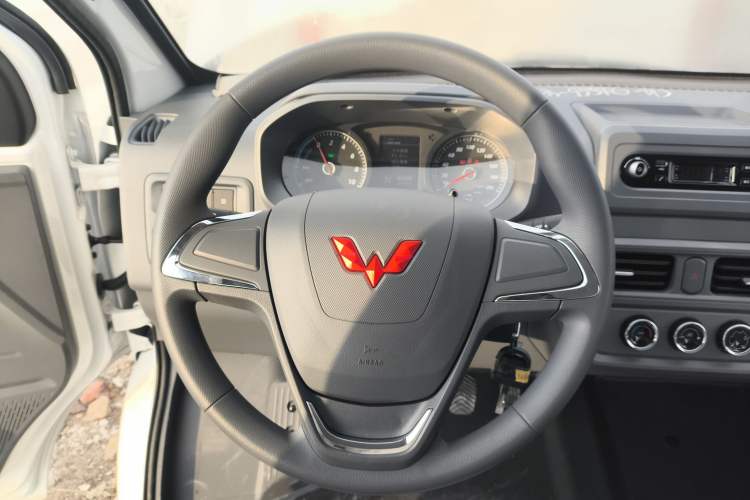 Used Wuling Yangguang 2024 300KM Comfort Version Passenger Van 75kW
