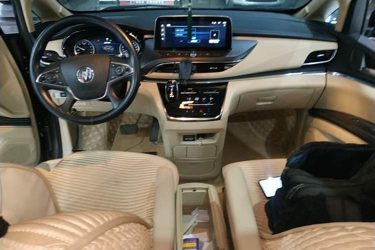 Used Buick GL8 2023 Facelifted Land Cruiser Executive Luxury Version
