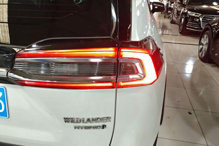 Used Toyota Wildlander 2022 Dual-Motor 2.5L E-CVT 4x4 Luxury PLUS Edition
