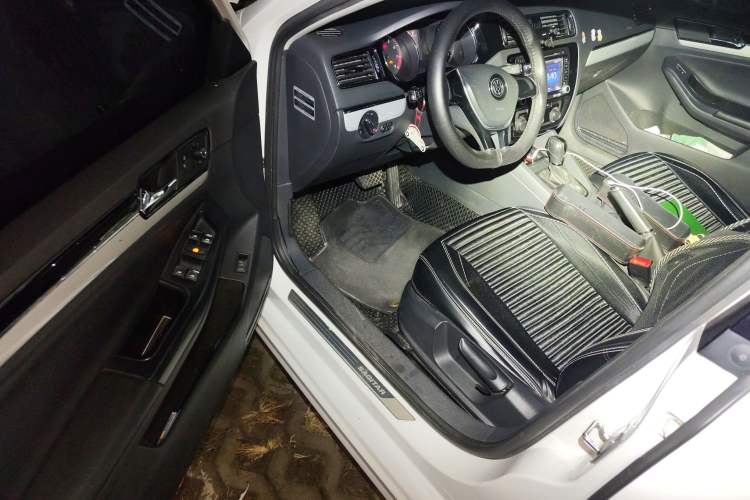 Used Volkswagen Sagitar 2015 1.6L Automatic Comfort Model
