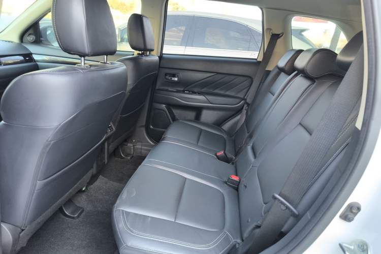 Used Mitsubishi Outlander 2019 2.4L 4x4 Zhi Xiang Edition 5 Seats China VI Standard