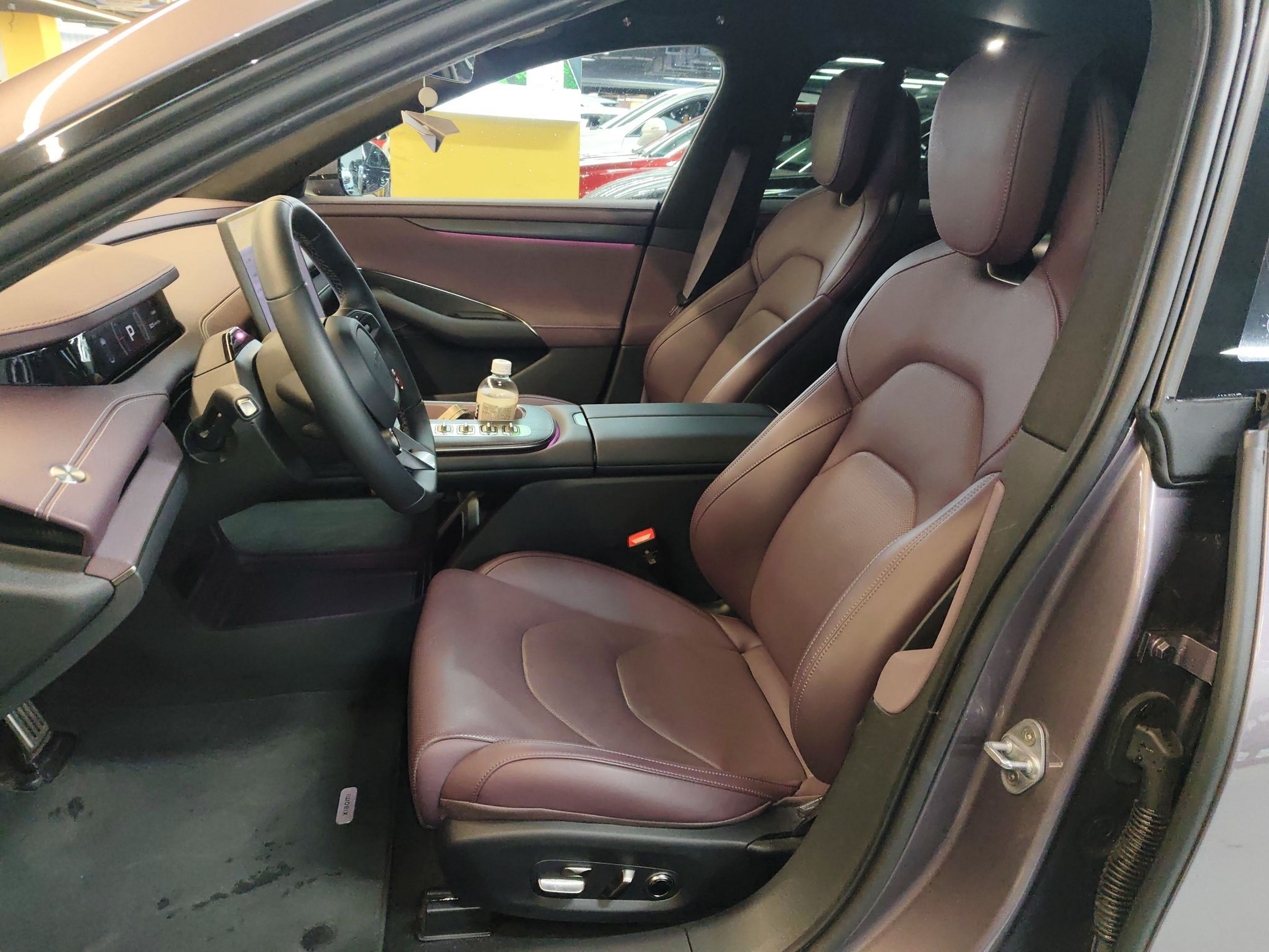 Переднее сиденье в автомобиле