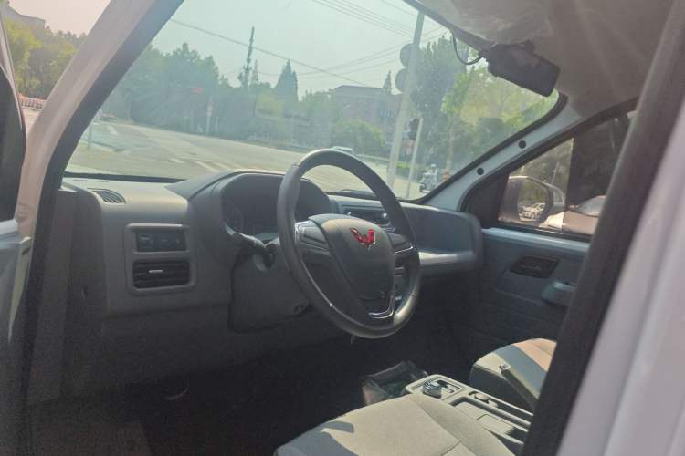 Used Wuling Yangguang 2024 300KM Comfort Version Passenger Van 75kW
