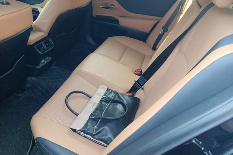 Used Lexus ES 2022 200 Excellence Edition
