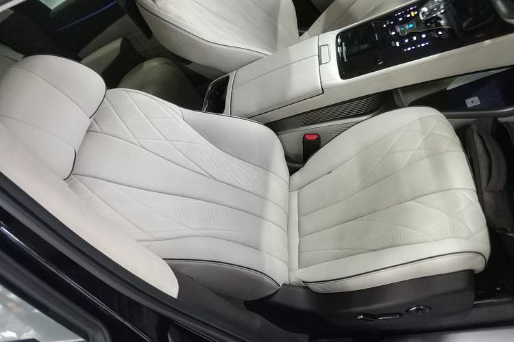 Used Denza D9 2024 DM-i 980 Four-Wheel Drive Flagship Model