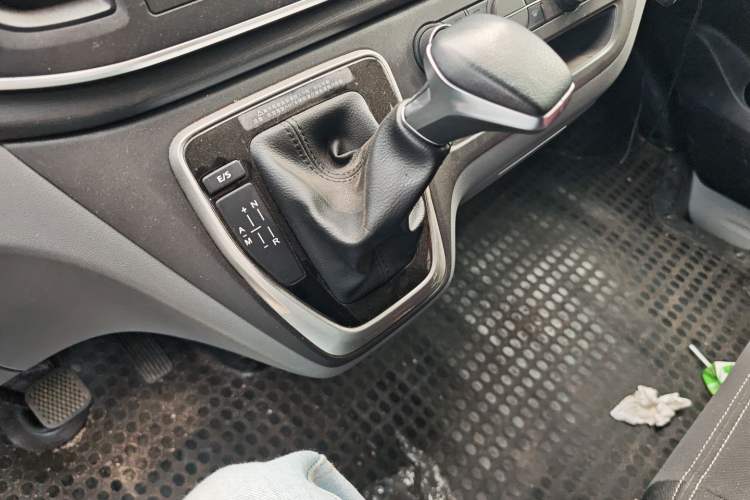 Used SAIC MAXUS Xintu V80 2023 2.0T AMT Classic Aoyuntong Short Wheelbase Mid-Roof 5/6-Seater
