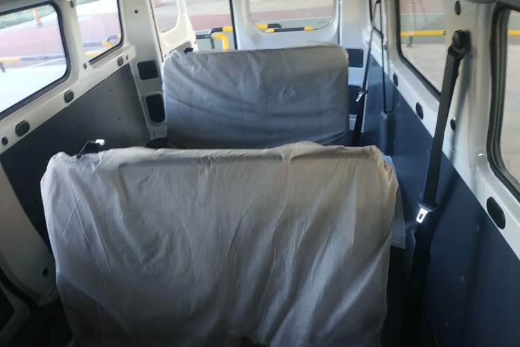 Used Wuling Yangguang 2024 300KM Comfort Version Passenger Van 75kW
