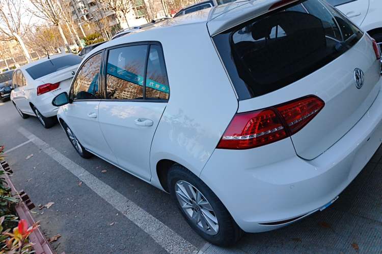 Used Volkswagen Golf 2016 1.6L Automatic Fashion Model
