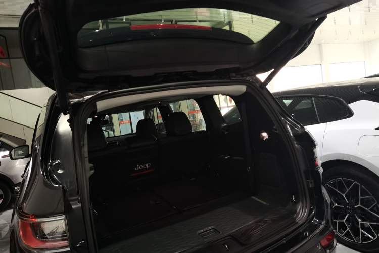 Used  Grand Commander 2018 2.0T Four-Wheel Drive Smart Enjoyment Version China V Emission Standard
