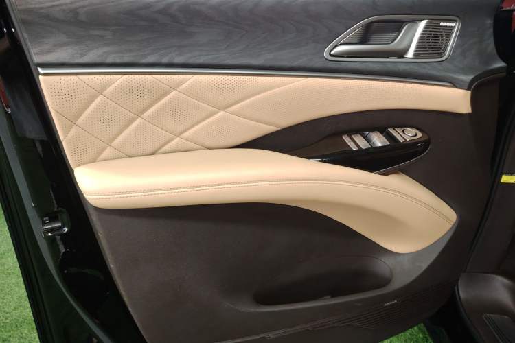 Used Denza D9 2024 DM-i 970 Luxury Model
