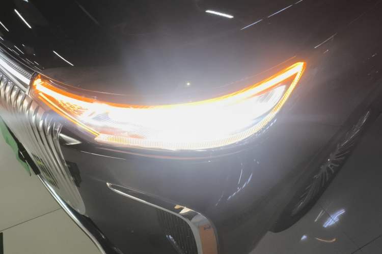 Used VOYAH Dream 2025 PHEV Four-Wheel Drive Prestige Kunpeng Edition
