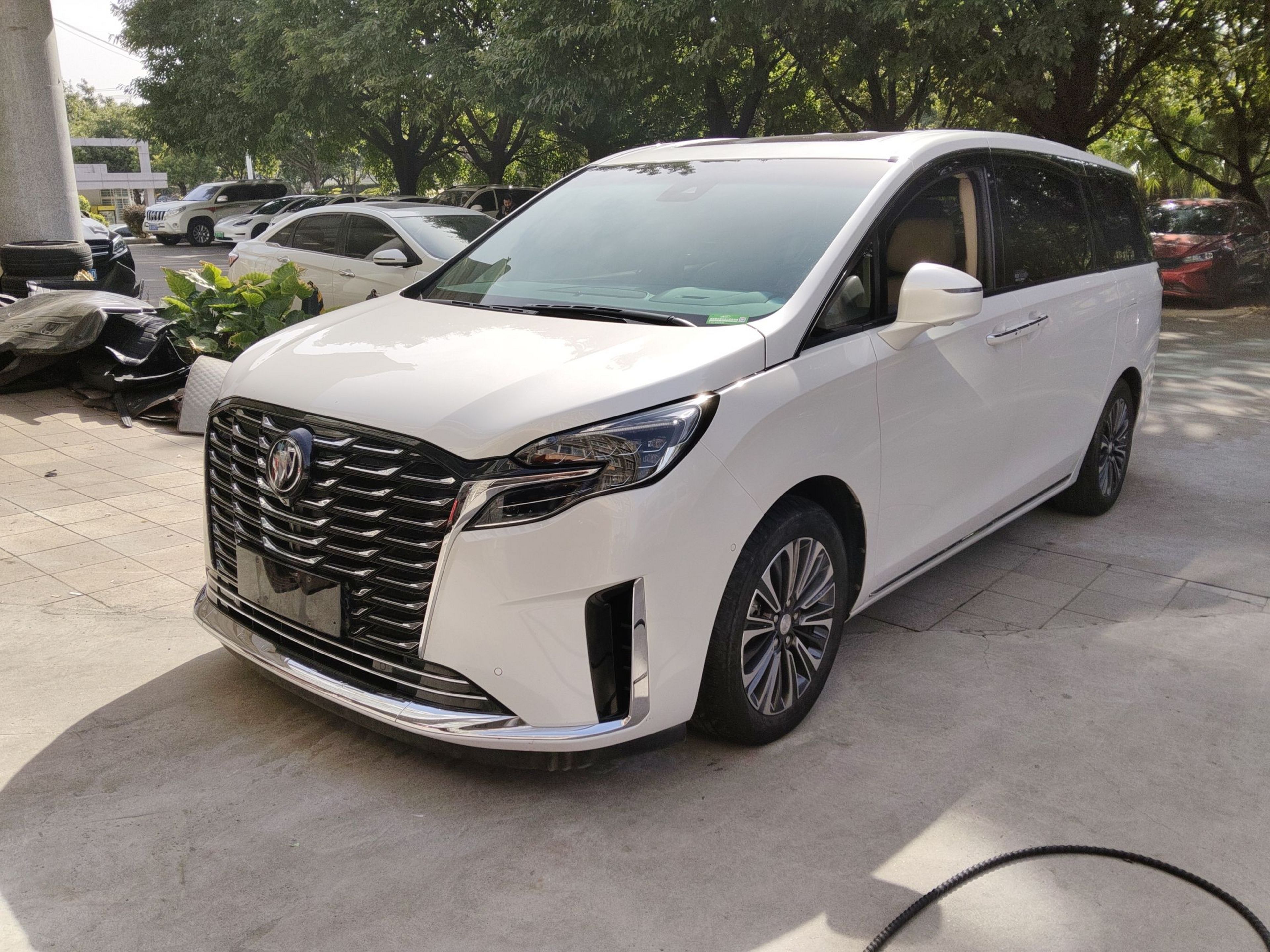 تحت مقدمة السيارة