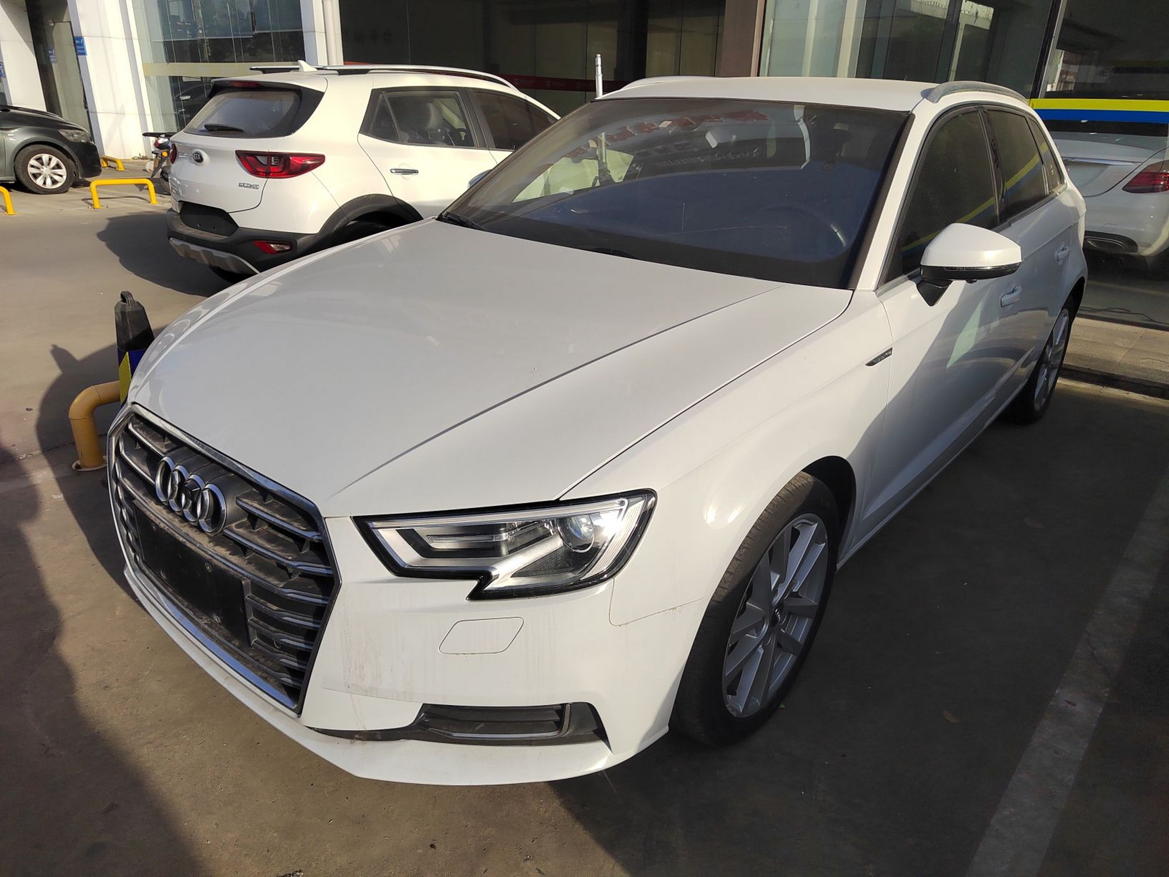 تحت مقدمة السيارة