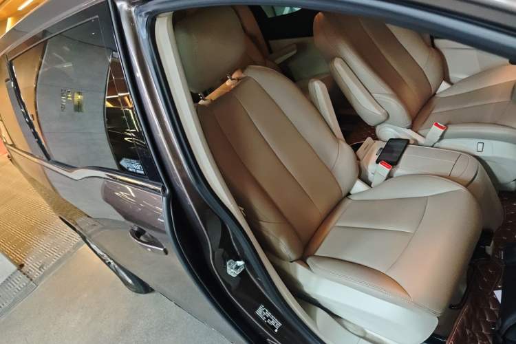 Used Buick GL8 2023 Land Executive Class Comfort Model
