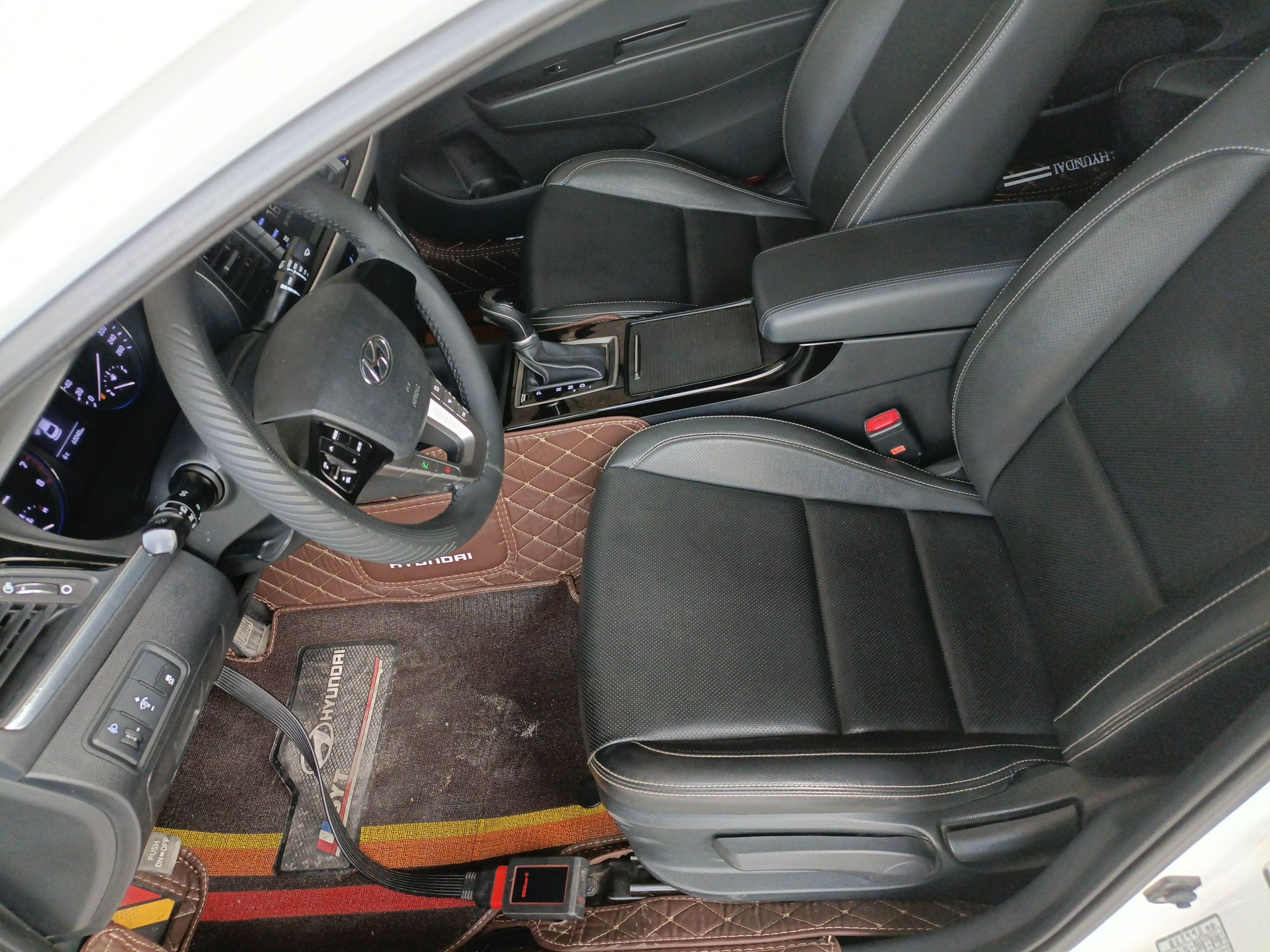 Переднее сиденье в автомобиле