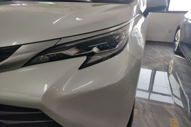 Used Toyota Sienna 2023 2.5L Hybrid Deluxe Edition