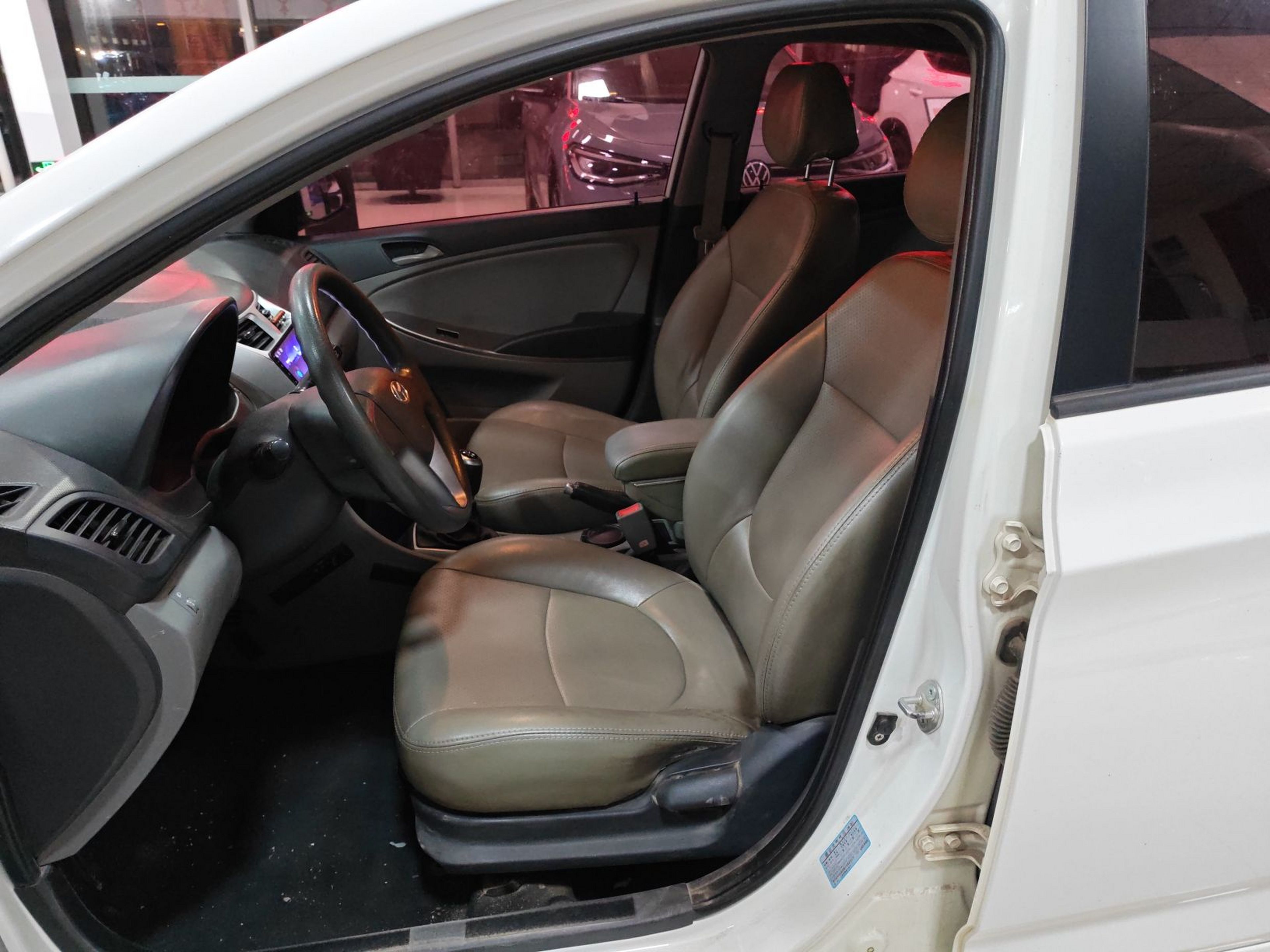 المقاعد الأمامية داخل السيارة