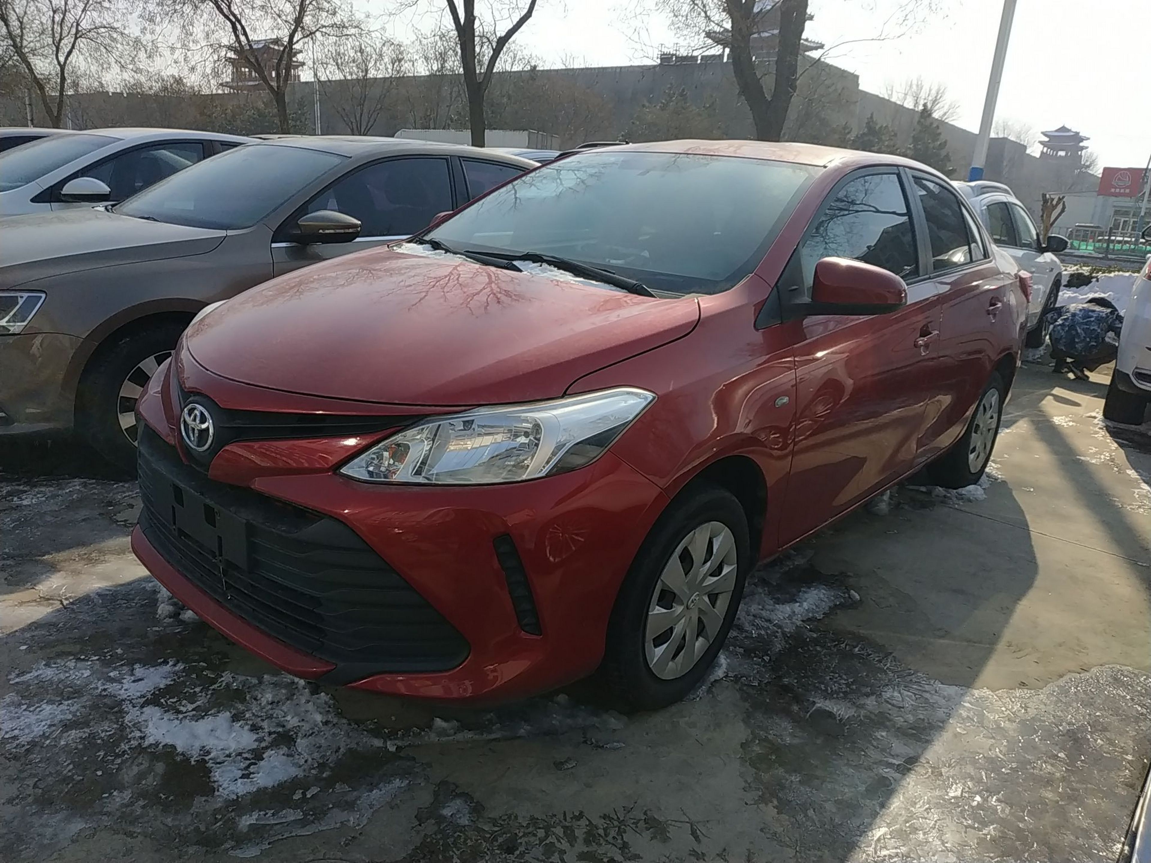 تحت مقدمة السيارة