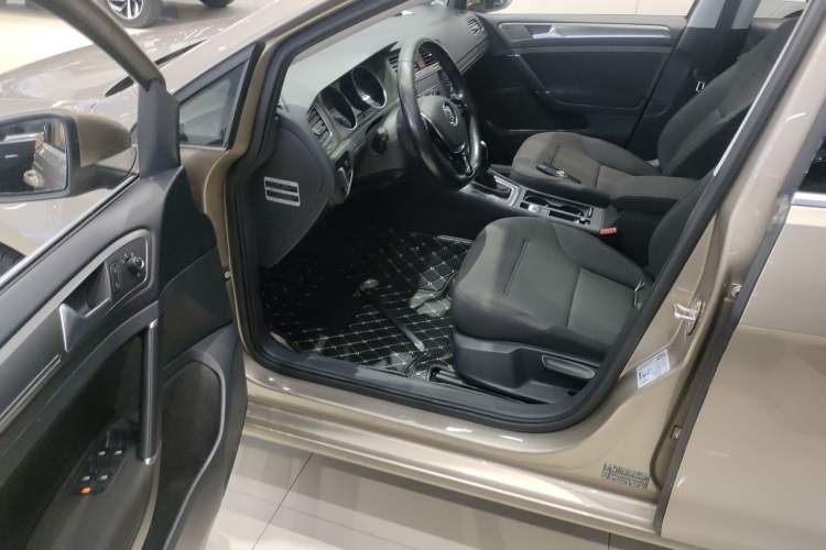 Used Volkswagen Golf 2016 230TSI Automatic Comfort Version
