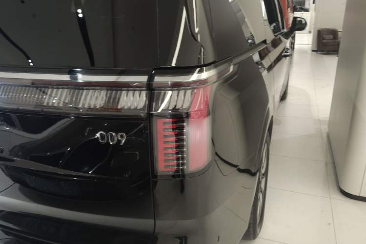 Used Zeekr 009 2024 7-Seater Aisle Version 108 kWh
