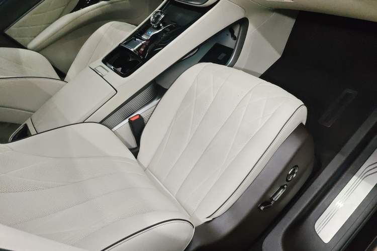 Used Denza D9 2024 DM-i 980 Four-Wheel Drive Prestige Model
