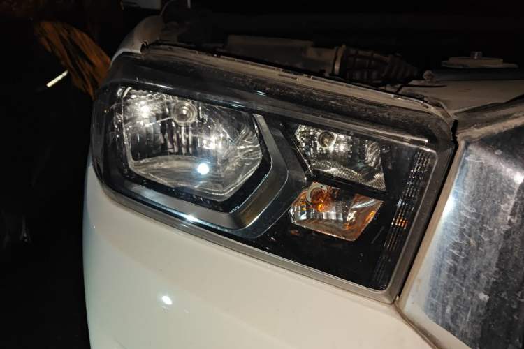 Used SAIC MAXUS T60 2017 2.4L Gasoline Manual Transmission Two-Wheel Drive High Ground Clearance Comfort Edition Standard Cabin