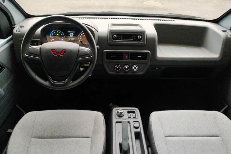 Used Wuling Yangguang 2024 300KM Comfort Version Passenger Van 75kW
