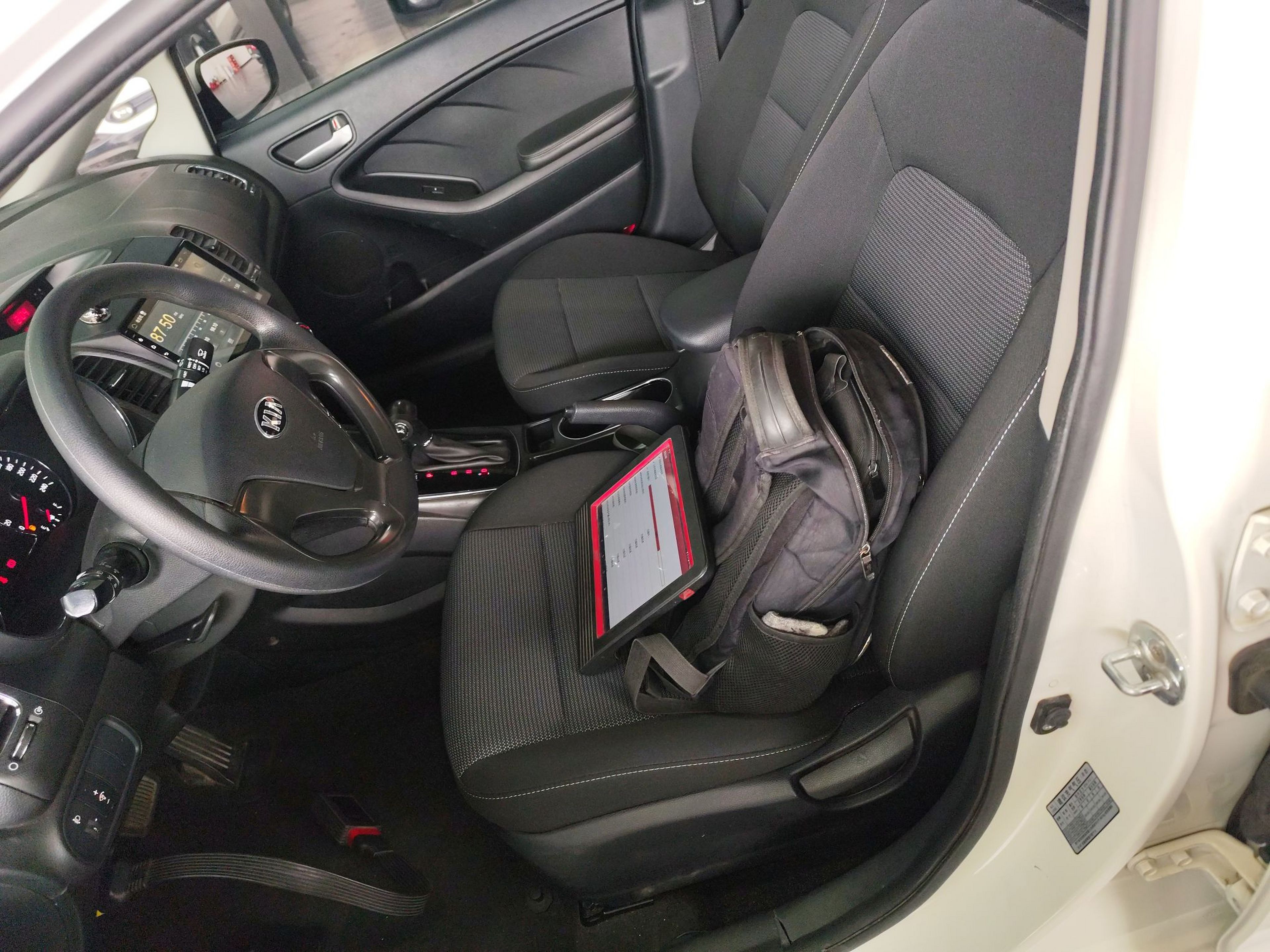 المقاعد الأمامية داخل السيارة