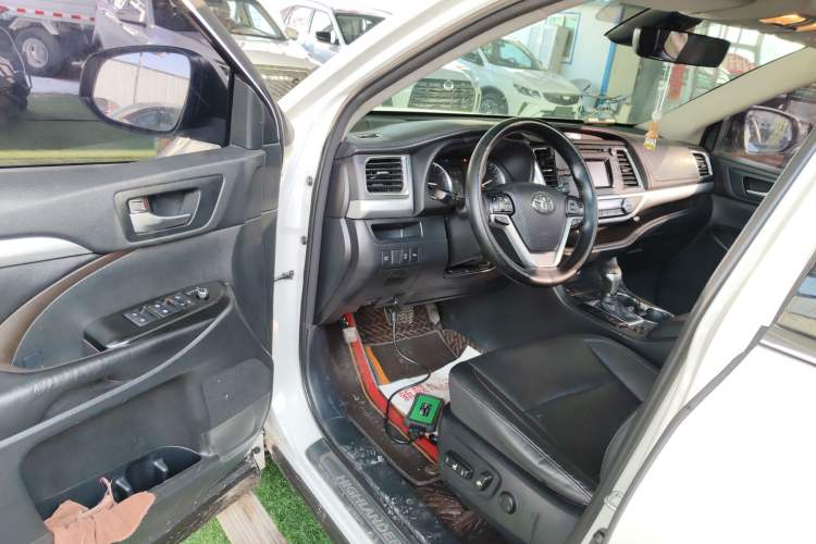 Used Toyota Highlander 2018 2.0T Two-Wheel-Drive Luxury Edition 7 Seats Emission Standard China V
