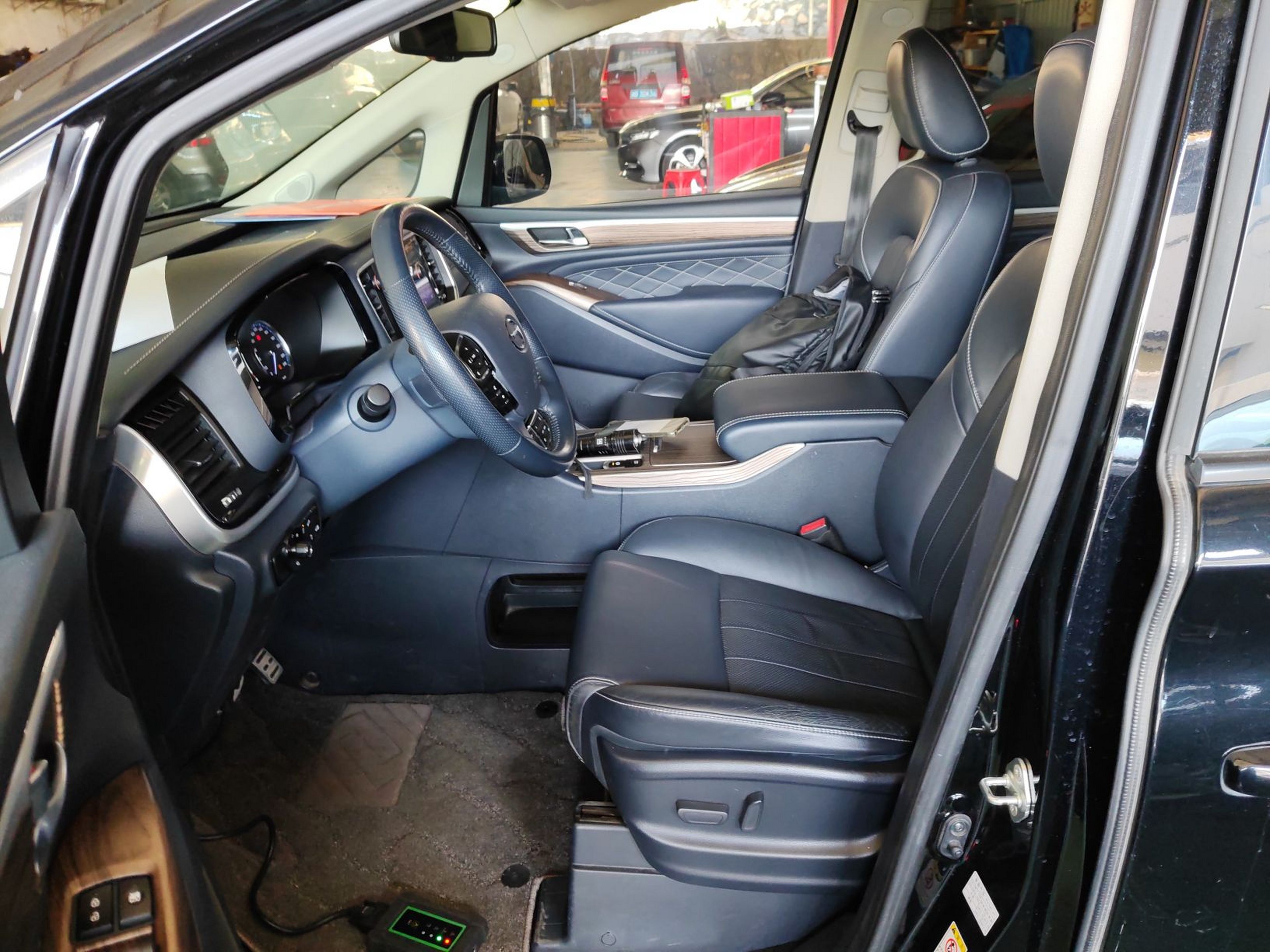 Переднее сиденье в автомобиле