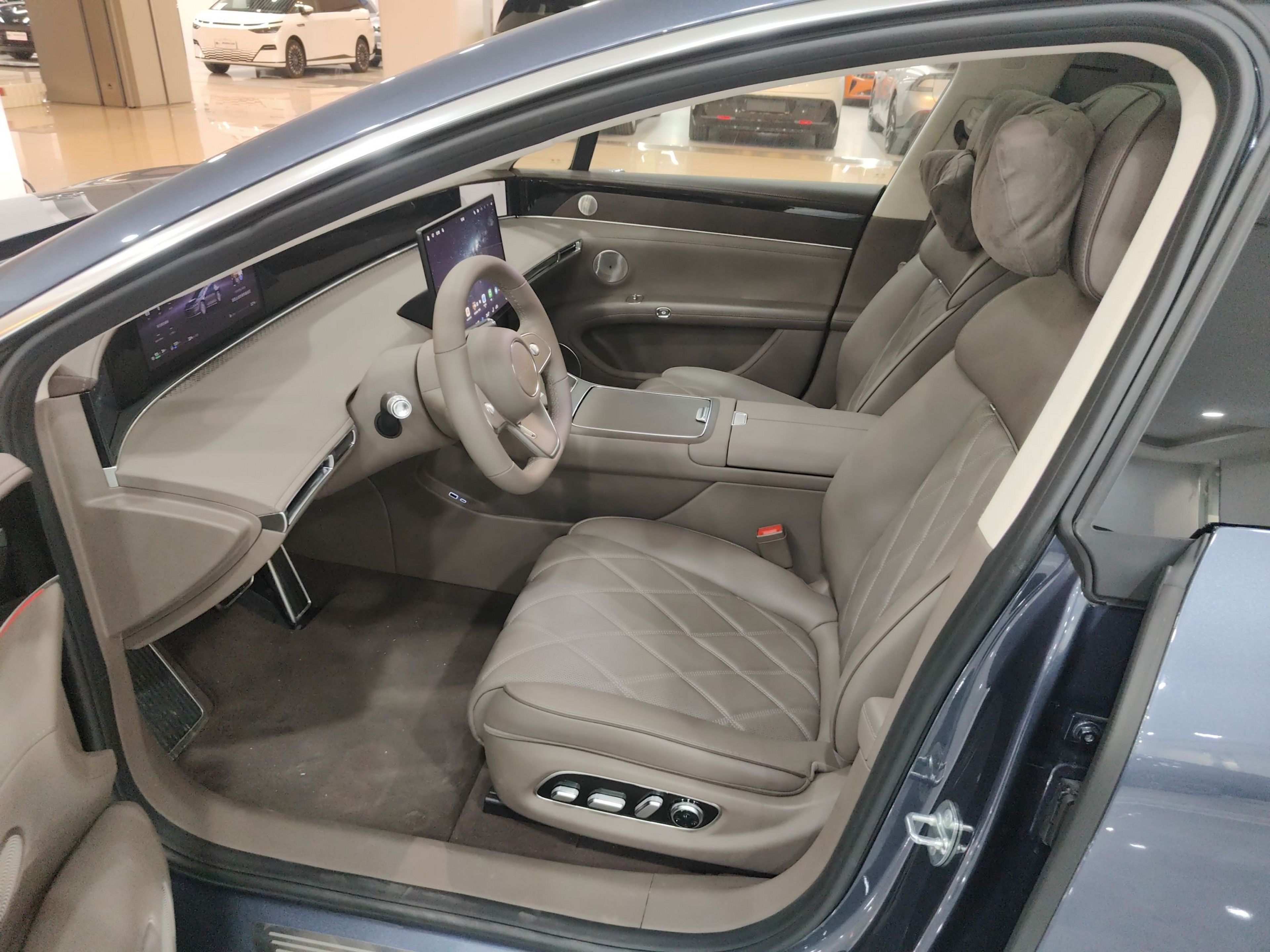 Переднее сиденье в автомобиле