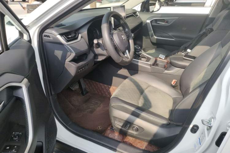 Used Toyota RAV4 2022 2.0L CVT 4x4 Style Plus Edition
