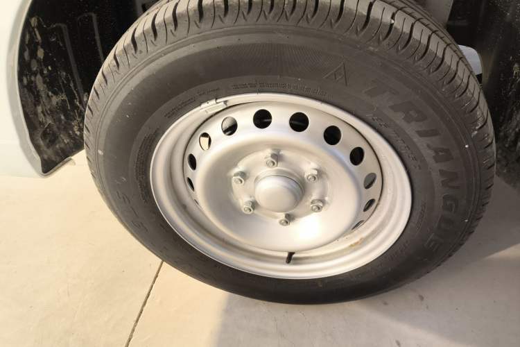 Used Wuling Yangguang 2024 300KM Comfort Version Passenger Van 75kW
