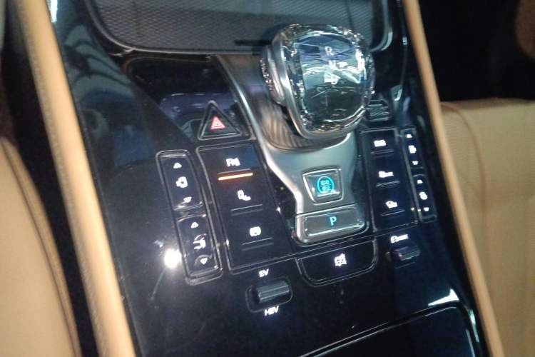 Used Denza D9 2024 DM-i 980 Four-Wheel Drive Prestige Model
