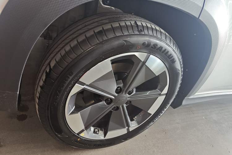 Used Livan Livan 7 2024 605 km Glory Edition
