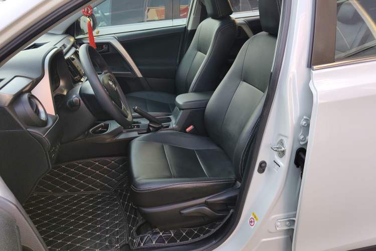 Used Toyota RAV4 2016 2.0L CVT Two-Wheel Drive Fashion Edition China V Standard
