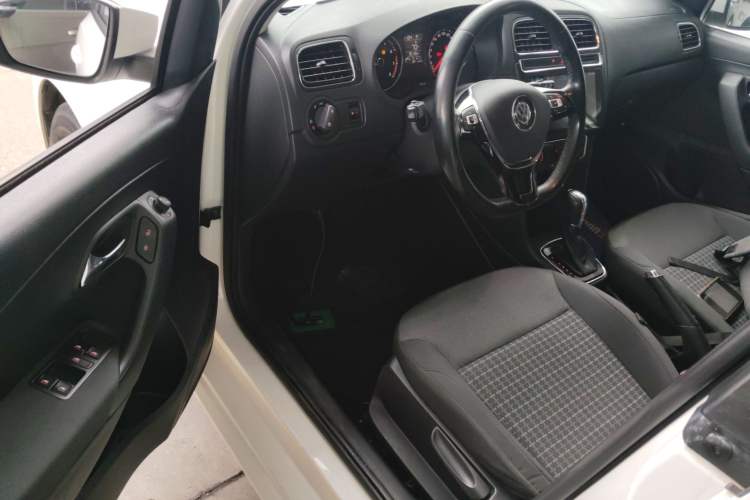 Used Volkswagen Polo 2016 1.6L Automatic Comfort Model
