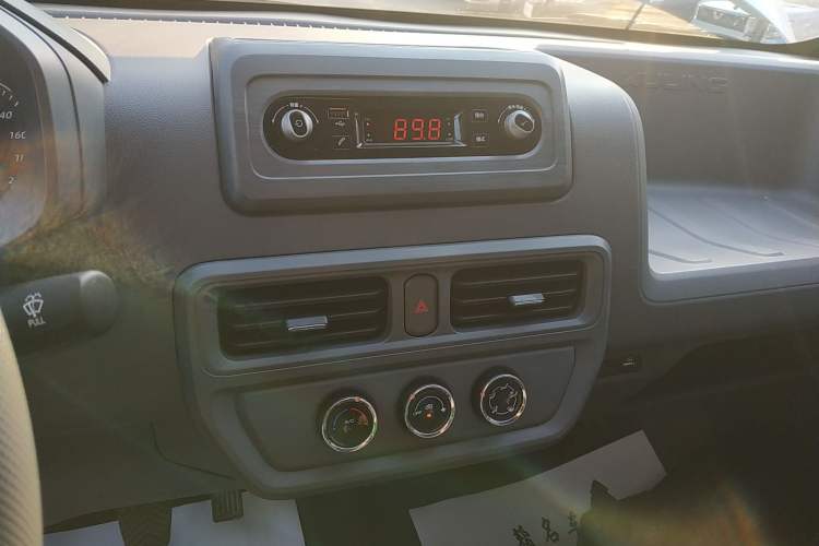 Used Wuling Yangguang 2024 300km Comfort-Grade Passenger Van 60kW
