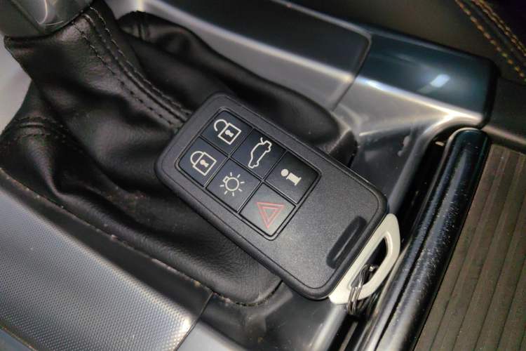 Used Volvo XC60 2017 T5 AWD Smart Upgrade Edition
