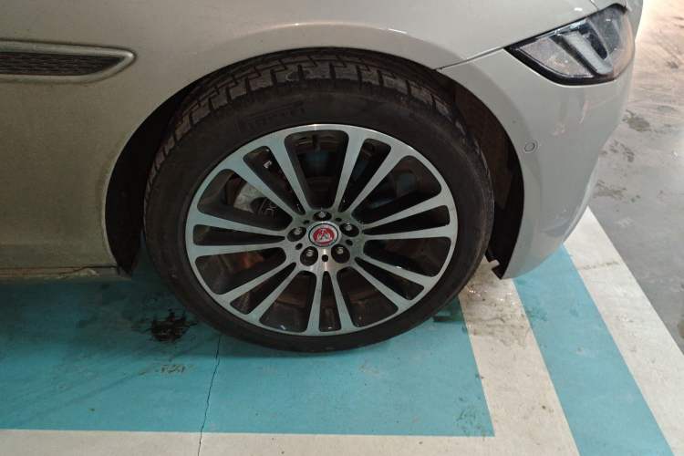 Used Jaguar XFL 2025 Model—2.0T P250, Two-Wheel Drive, Premium Luxury Edition