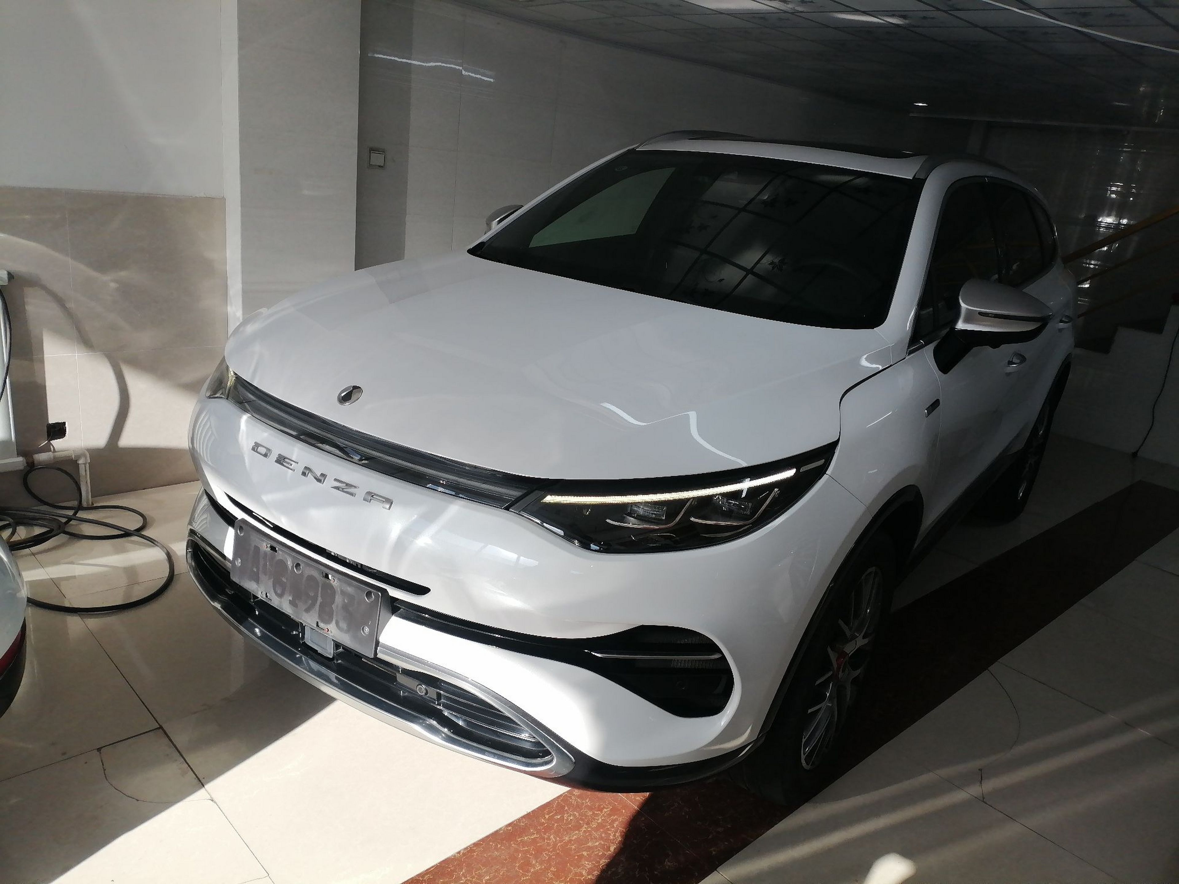 Под передней частью автомобиля