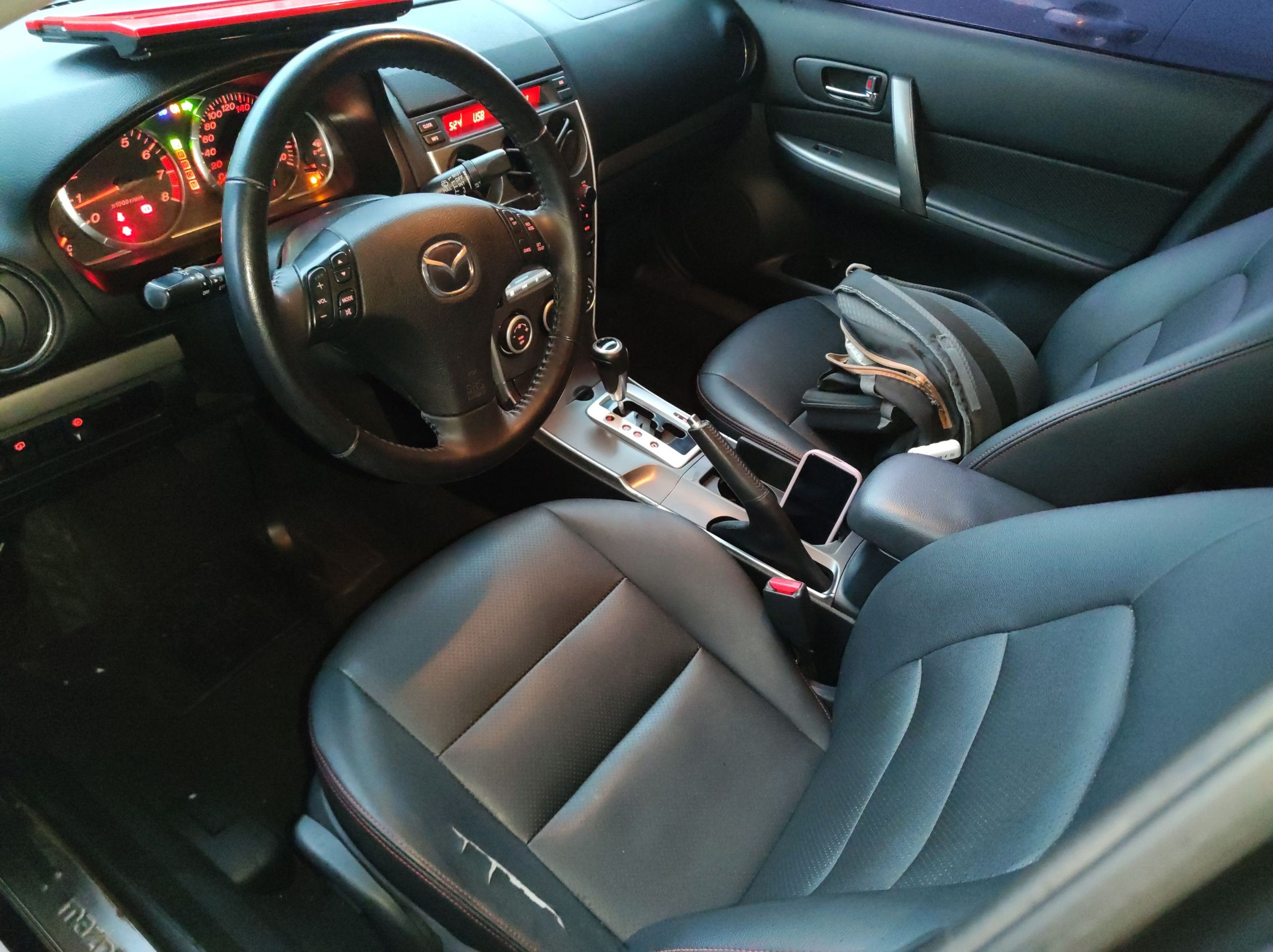 المقاعد الأمامية داخل السيارة