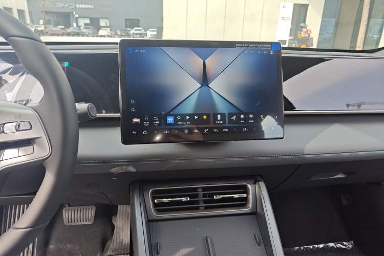 Used BYD Qin L 2025 DM-i Smart Drive 80KM Leading Model
